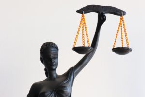 La estatua de la justicia para un artículo de Vivir en Astrológico.