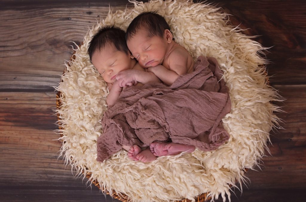 Dos bebés gemelos durmiendo para un artículo de Vivir en Astrológico.