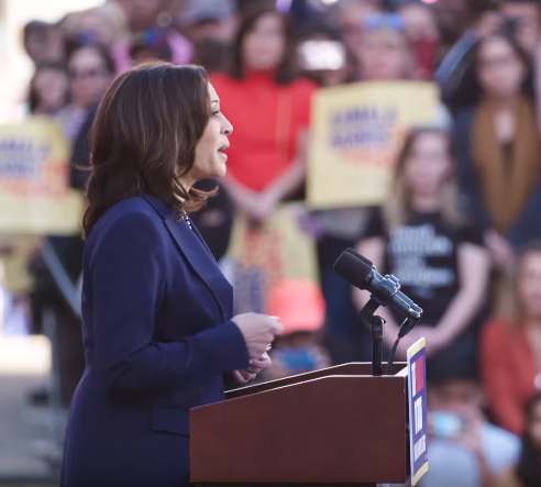 Foto de Kamala Harris dando una conferencia para un artículo de Vivir en Astrológico.