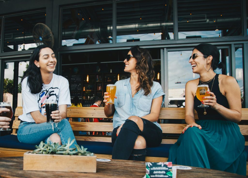 Imagen de tres amigas bebiendo en una terraza para un artículo de Vivir en Astrológico.