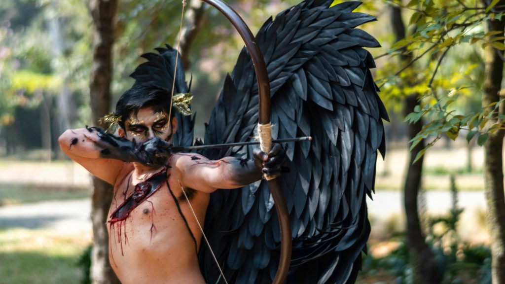 Un chico disfrazado con un arco para un artículo de Vivir en Astrológico.