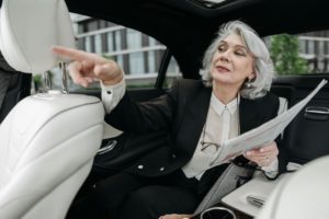 Foto de una ejecutiva en un coche para un artículo de Vivir en Astrológico.