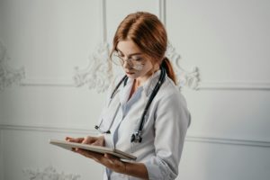 Foto de una mujer médico para un artículo de Vivir en Astrológico.