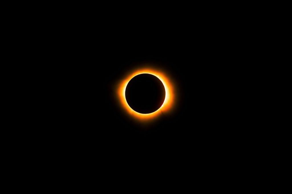 Imagen de un eclipse para un artículo de Vivir En Astrológico.