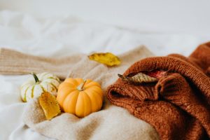 Foto de una calabaza y una manta para un artículo de Vivir En Astrológico.