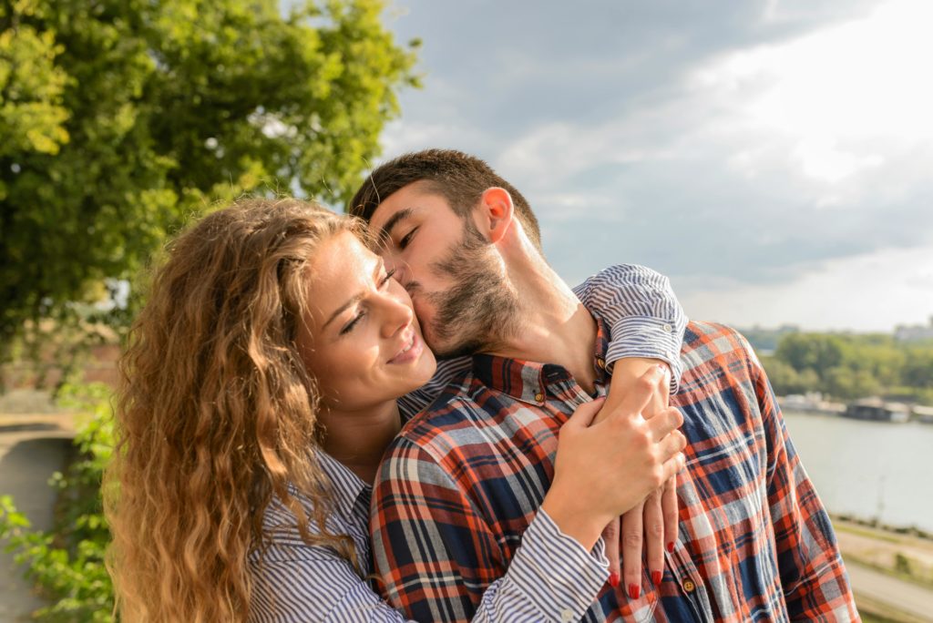 Una pareja besándose para un artículo de Vivir en Astrológico.