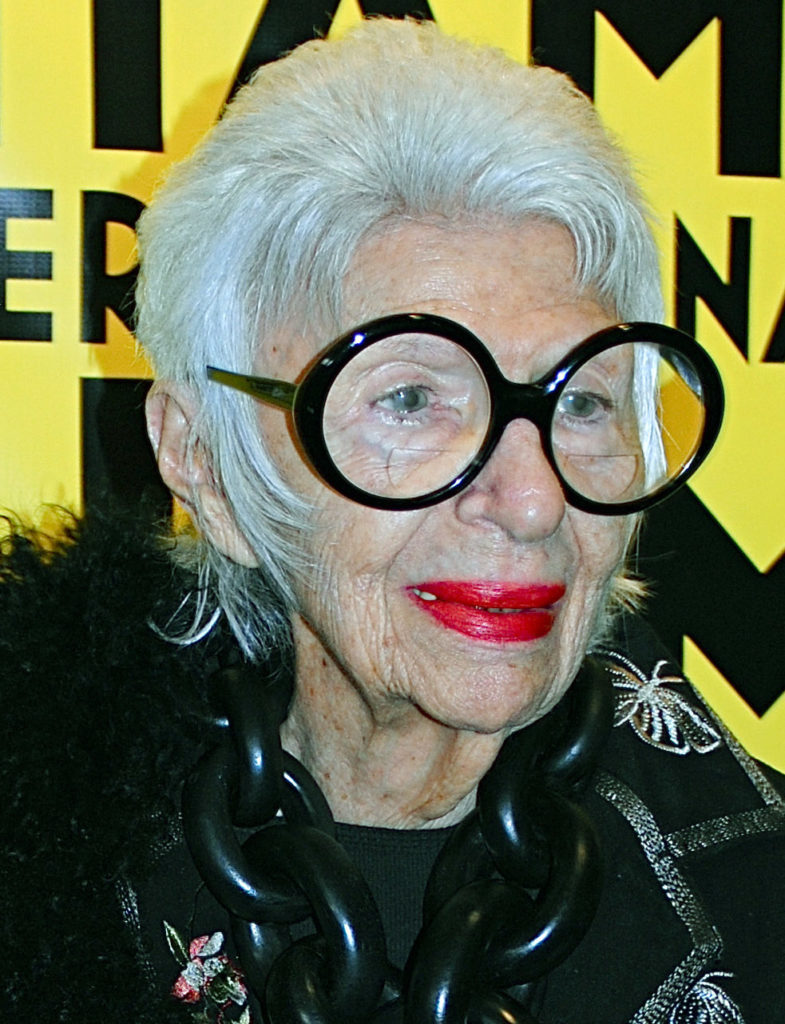 Foto de Iris Apfel para un artículo de Vivir En Astrológico.