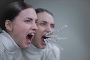 Mujer gritando para un artículo de Vivir En Astrológico.