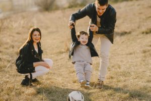 Foto de una familia jugando para un artículo de Vivir En Astrológico.