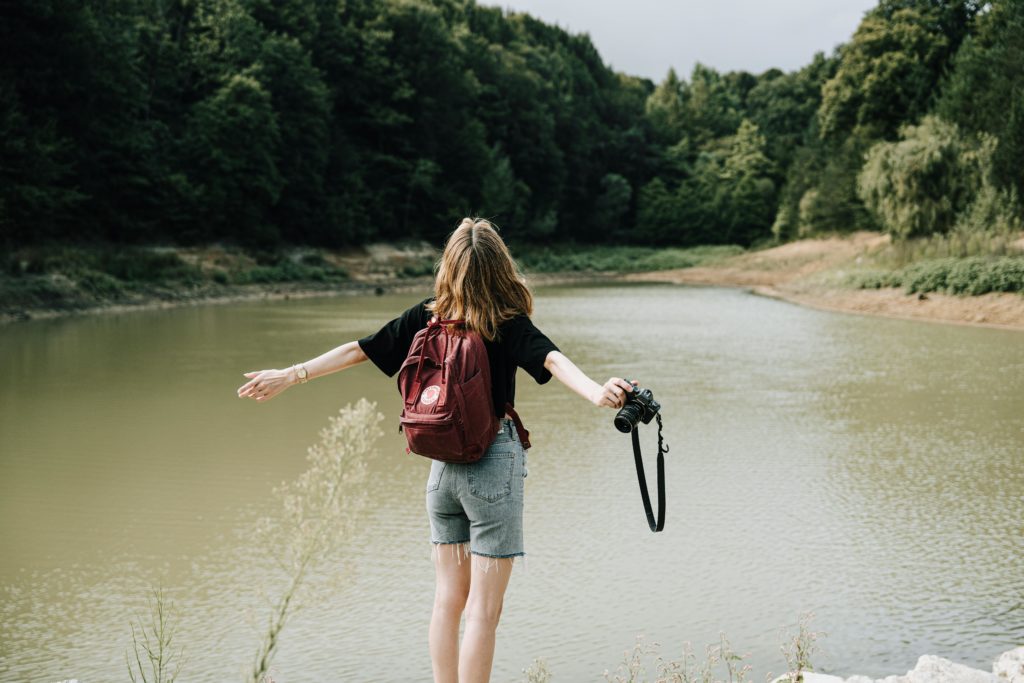 Mujer en un lago para un artículo de Vivir En Astrológico.