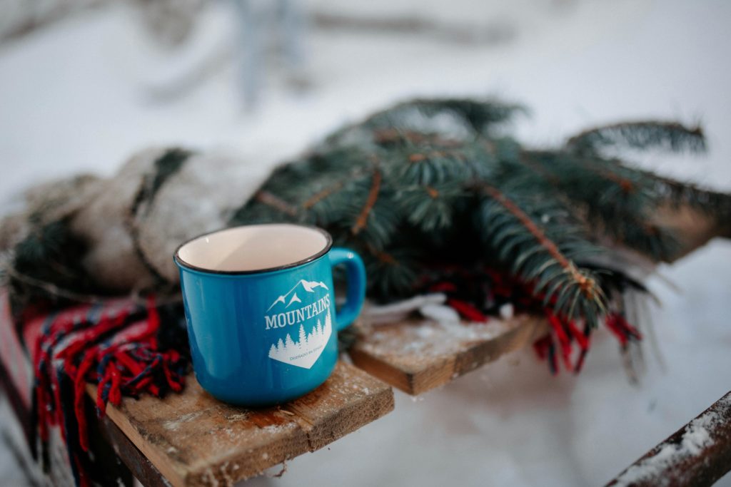 Foto de una taza con nieve para un artículo de Vivir En Astrológico.