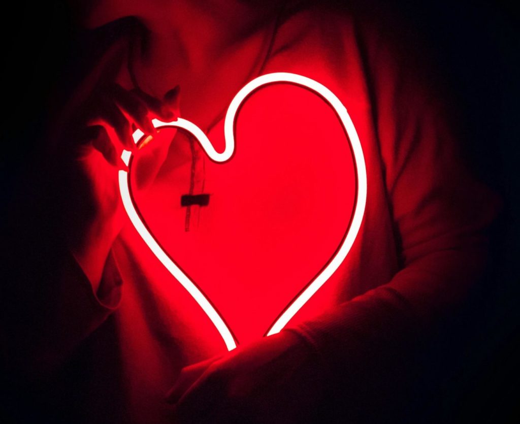 Foto de un corazón hecho con un fluorescente para un artículo de Vivir En Astrológico.