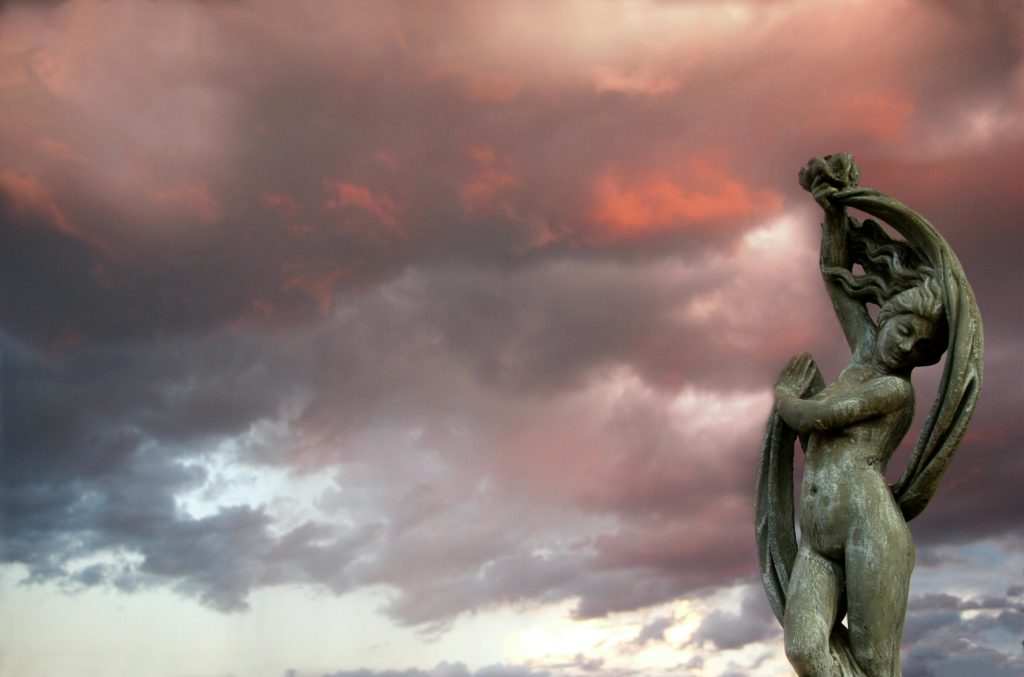 Imagen de la diosa Venus con el cielo nublado de fondo para un articulo de Vivir en Astrológico.