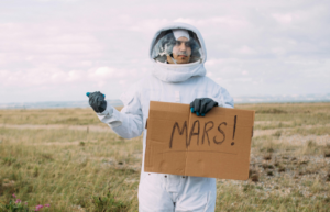 Foto de un hombre vestido de astronauta para un artículo de Vivir En Astrológico.