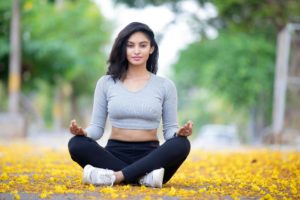 Foto de una chica haciendo yoga para un artículo de Vivir En Astrológico.