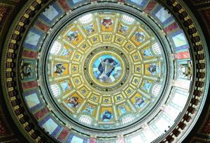 Foto de un cúpula de una catedral para un artículo de Vivir En Astrológico.