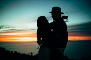 Foto de una pareja abrazada para un artículo de Vivir En Astrológico.