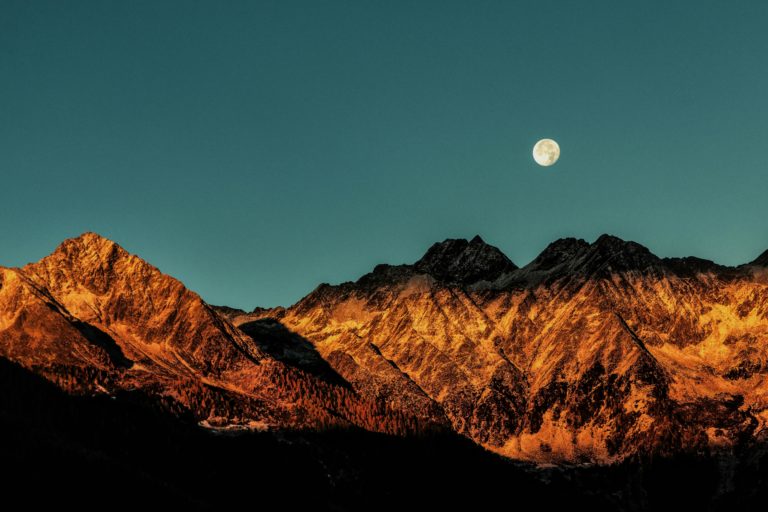 Foto de una Luna Llena encima de unas montañas para un artículo de Vivir En Astrológico.