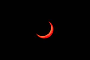 Foto de una luna nueva para un artículo de Vivir En Astrológico.