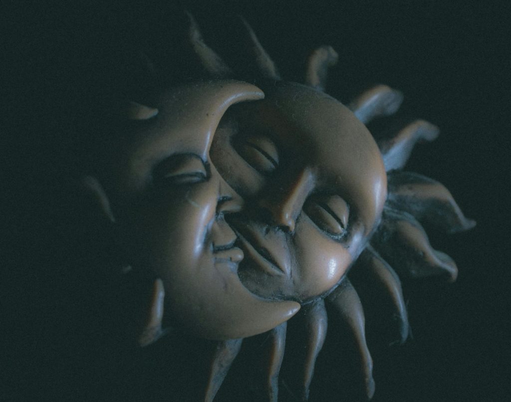 Imagen de una figura del sol y la luna para un artículo de Vivir En Astrológico.