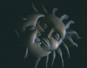 Imagen de una figura del sol y la luna para un artículo de Vivir En Astrológico.