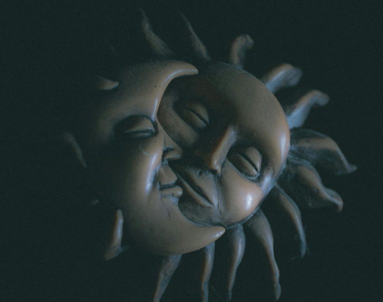 Imagen de una figura del sol y la luna para un artículo de Vivir En Astrológico.