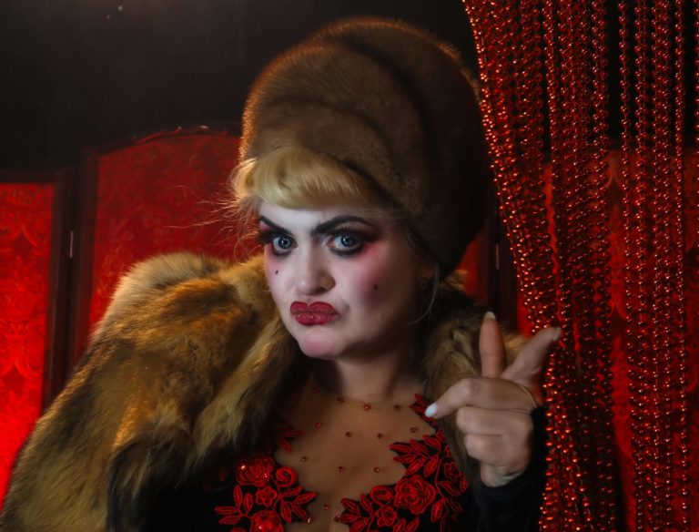 Foto de una señora muy maquillada para un artículo de Vivir En Astrológico.