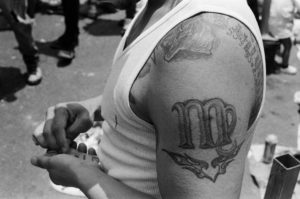 Foto de un brazo con un tatuaje del signo de Virgo para un articulo de Vivir En Astrológico.