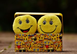 Foto de dos almohadones sonrientes para un artículo de Vivir En Astrológico.