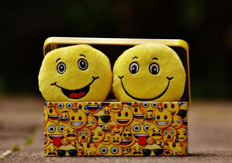 Foto de dos almohadones sonrientes para un artículo de Vivir En Astrológico.