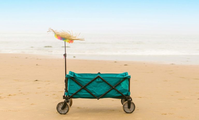 Foto de un carrito en la playa para un artículo de Vivir En Astrológico.
