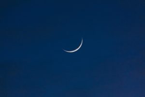 Foto de una luna nueva para un artículo de Vivir En Astrológico.