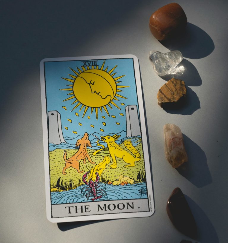 Imagen del arcano La Luna para un artículo de Vivir En Astrológico.