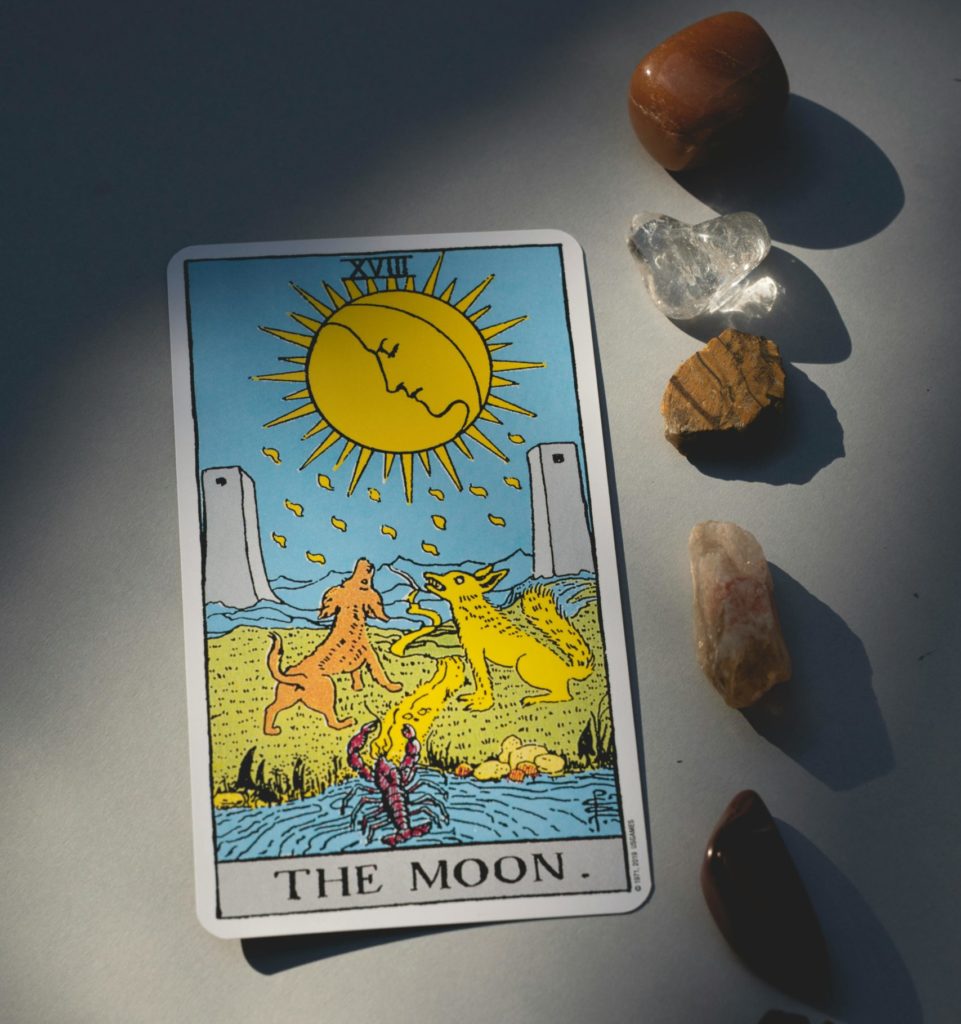 Imagen del arcano La Luna para un artículo de Vivir En Astrológico.